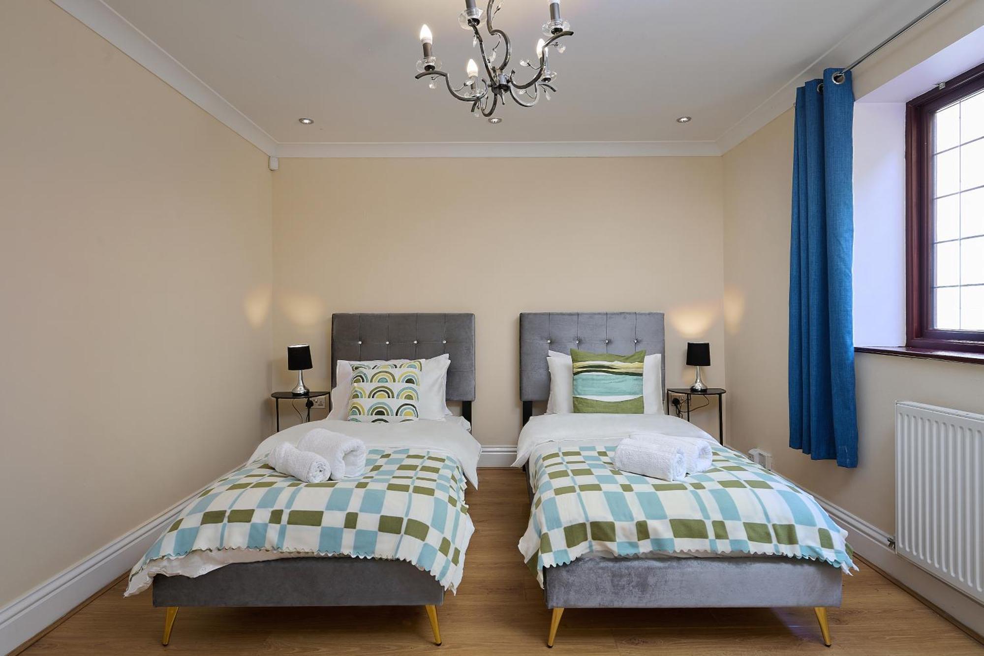 Spacious Home For Large Families And Contractors Wolverhampton Esterno foto