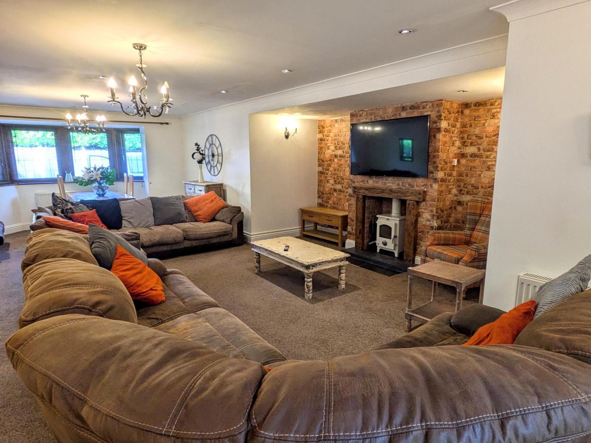 Spacious Home For Large Families And Contractors Wolverhampton Esterno foto