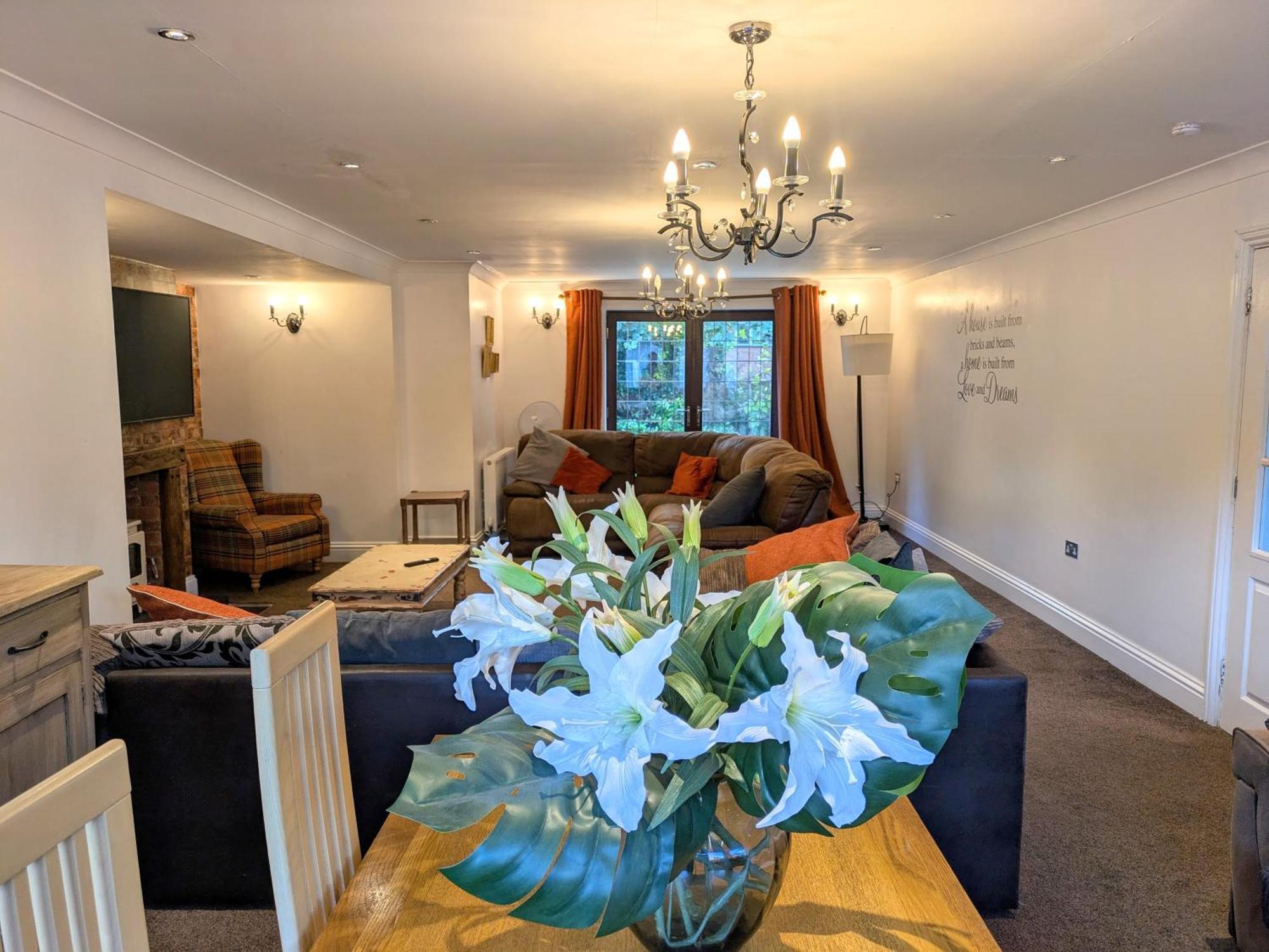Spacious Home For Large Families And Contractors Wolverhampton Esterno foto